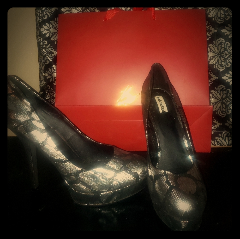 SNAKE SKIN AND LEATHER SEXY SLEEK HEELS NEW NO TAG